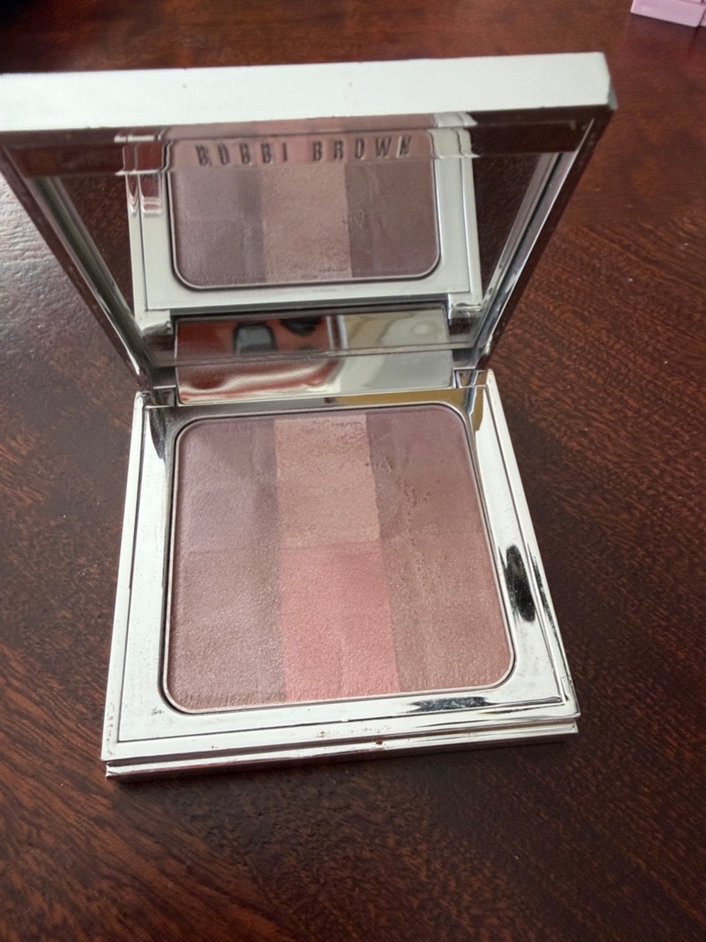 Bobbi Brown Brightening Finishing Powder in BRIGHTENING NUDES